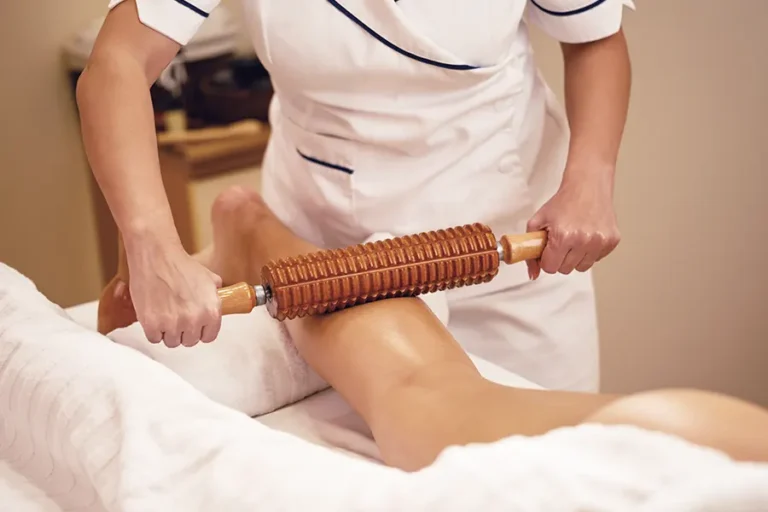 Beneficios de la maderoterapia, terapia con rodillos de madera