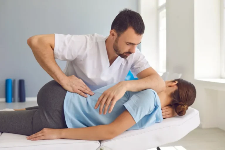 Osteópata Zaragoza. Osteópata atendiendo a una mujer