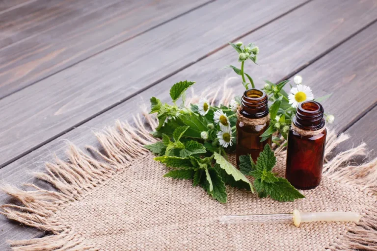 Naturopata Zaragoza. Botellas con medicinas naturales