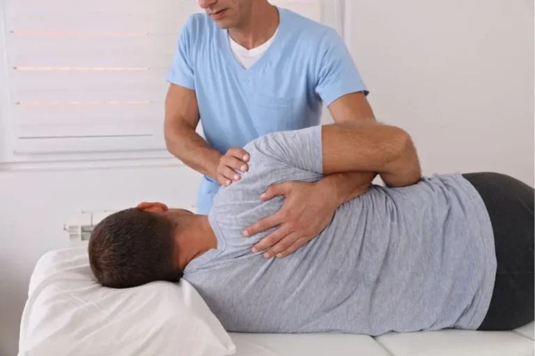 osteópata realizando ajuste manual en la espalda para mejorar la movilidad y los beneficios de la osteopatía