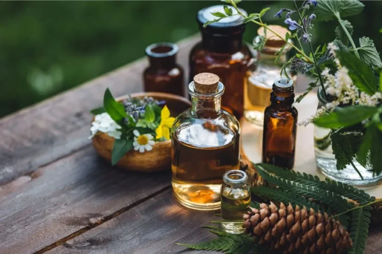 Beneficios de la Naturopatía con aceites naturales, plantas medicinales y frascos de extractos botánicos