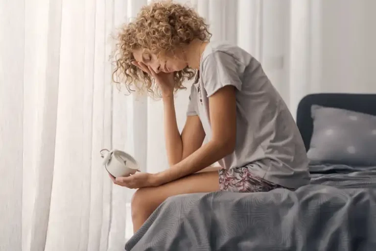Cuando acudir a un naturópata, mujer joven fatigada nada más despertarse.