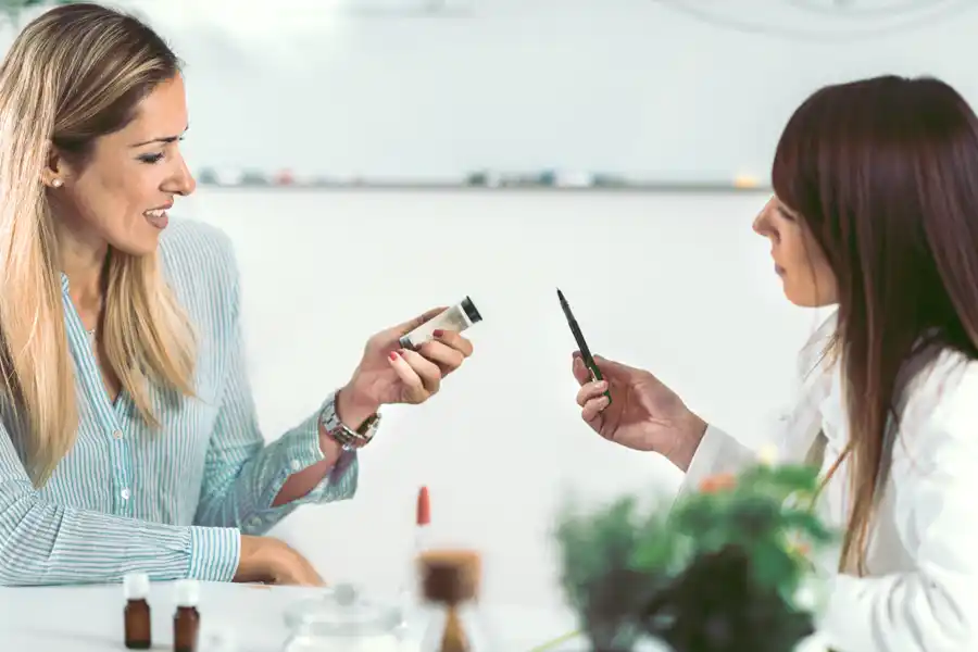 Naturópata Zaragoza atendiendo a paciente en consulta