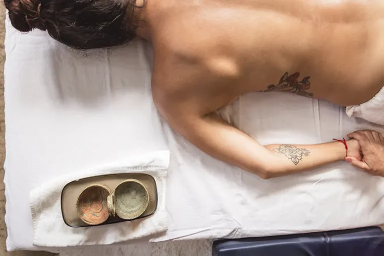 Diferencias entre masaje Ayurveda y masaje relajante para elegir el tratamiento más adecuado