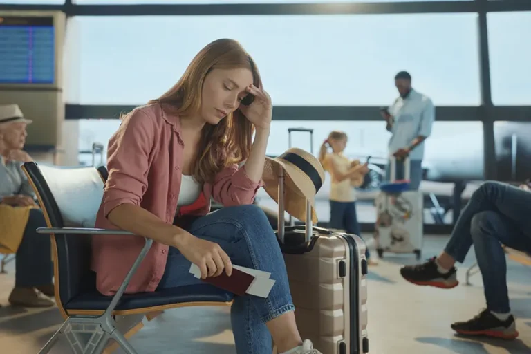 Persona con estrés postvacacional afrontando emocionalmente la vuelta al trabajo y a la rutina después de las vacaciones